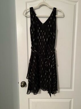 NWOT White House Sleeveless V-Neck dress with Metallic Accent